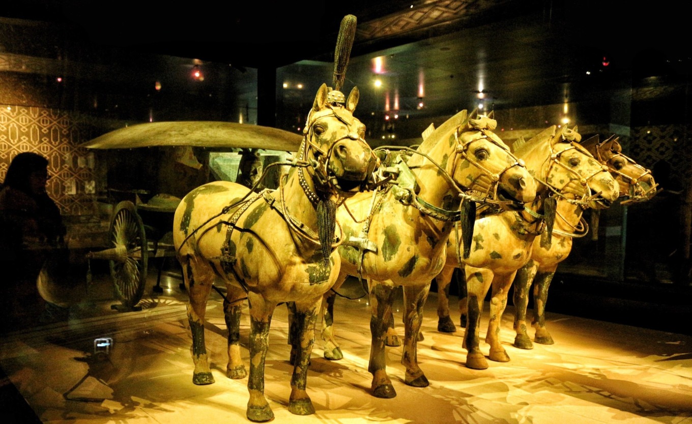 Bronze chariot with gold and silver details