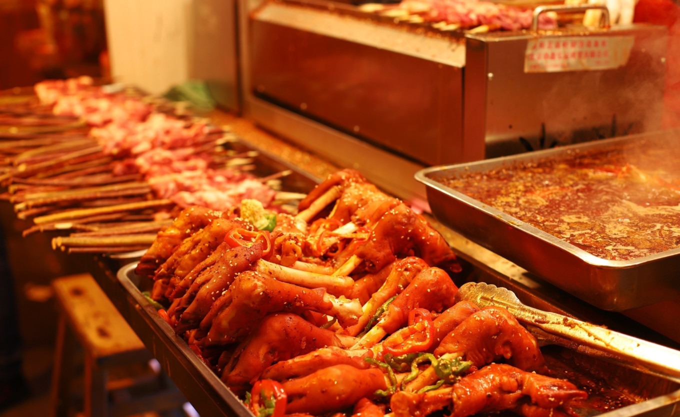 Golden and crispy roujiamo (Chinese hamburger) being prepared at a Sajinqiao stall