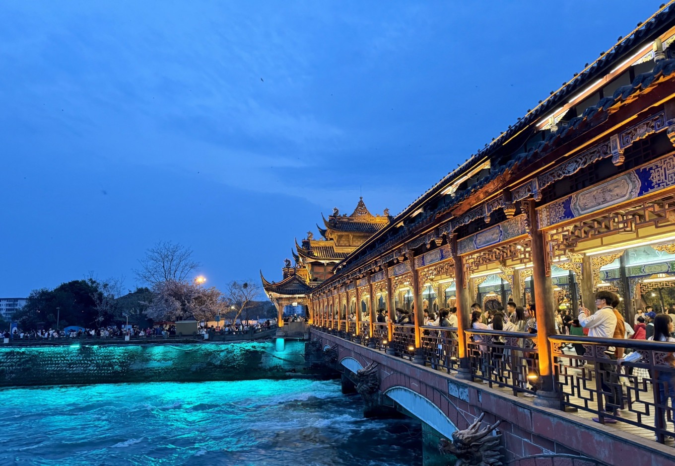 Crowds enjoying Nanqiao night scene