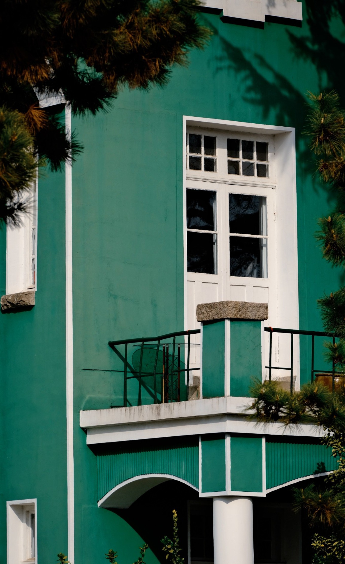 Another view of the Bialucha villa with sea in background