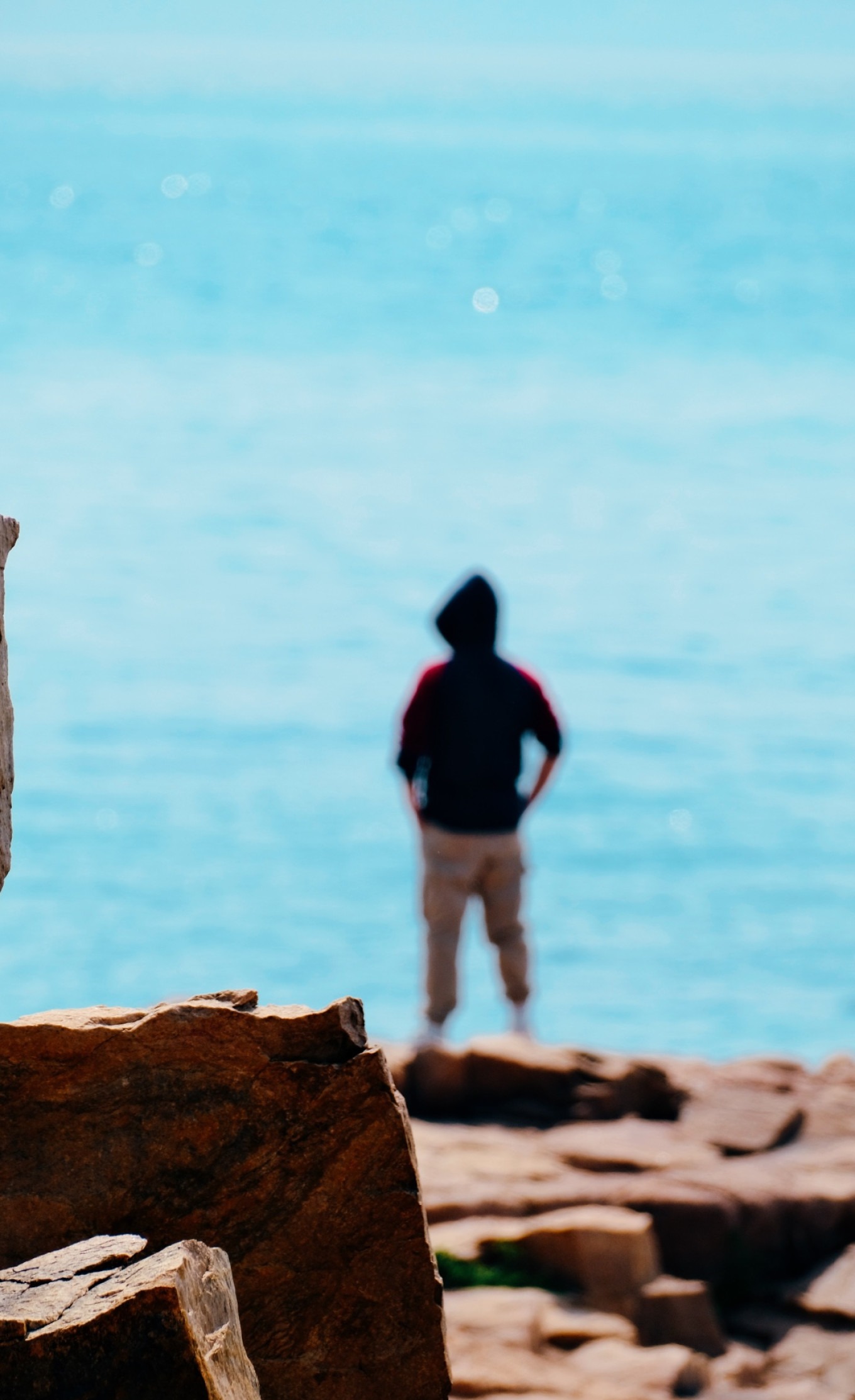 Autumn view of Qingdao coastline with clear sky and sea breeze