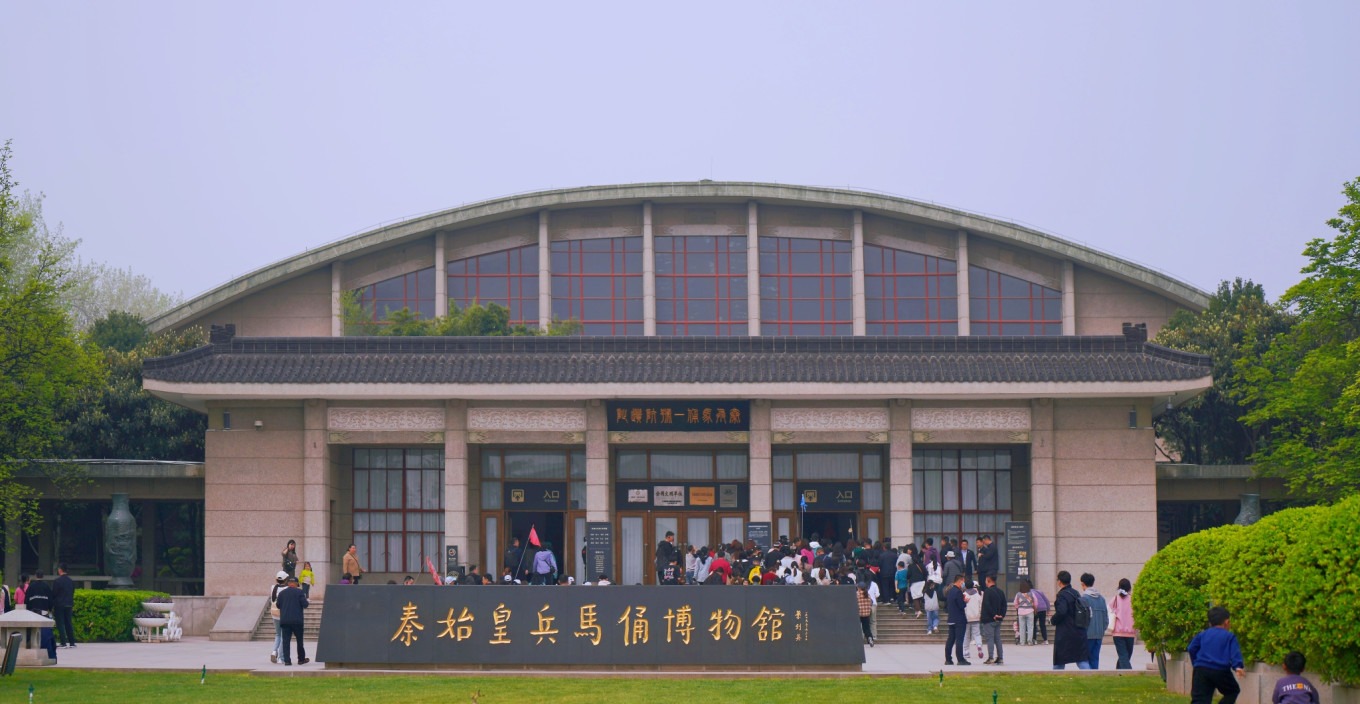 Crowds of visitors viewing the Terracotta Warriors in Pit 1