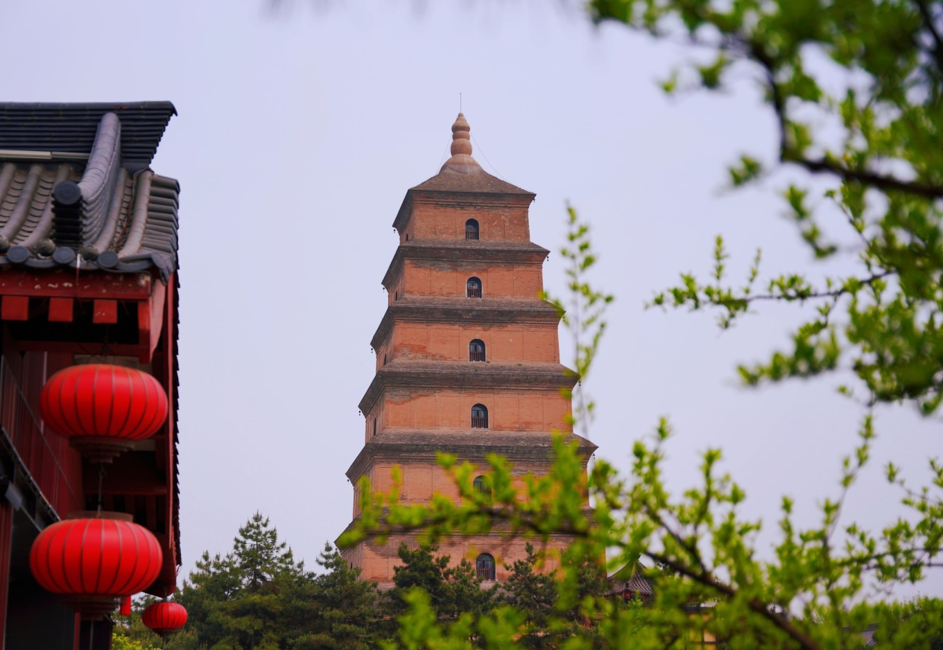 Red wall along the road beside Dayan Pagoda and Dayuecheng shopping center
