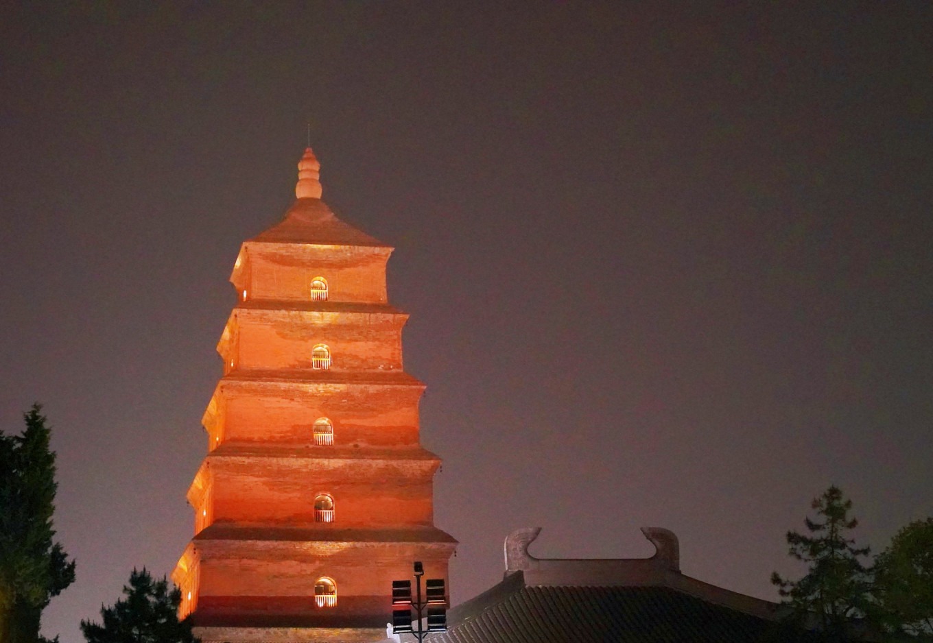 Another night angle of Dayan Pagoda from the footbridge