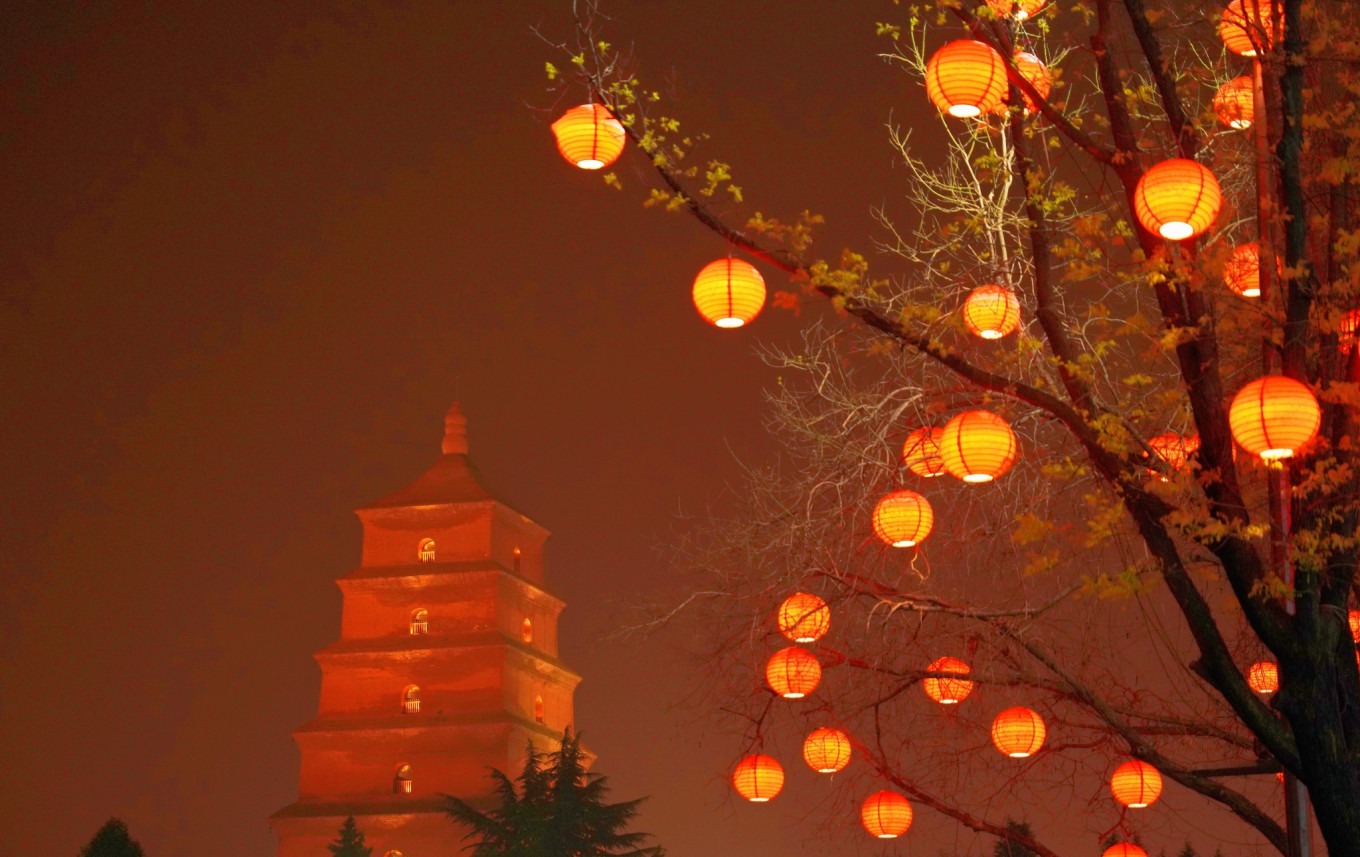 Night view of Dayan Pagoda from the footbridge on Xiaozhai East Road