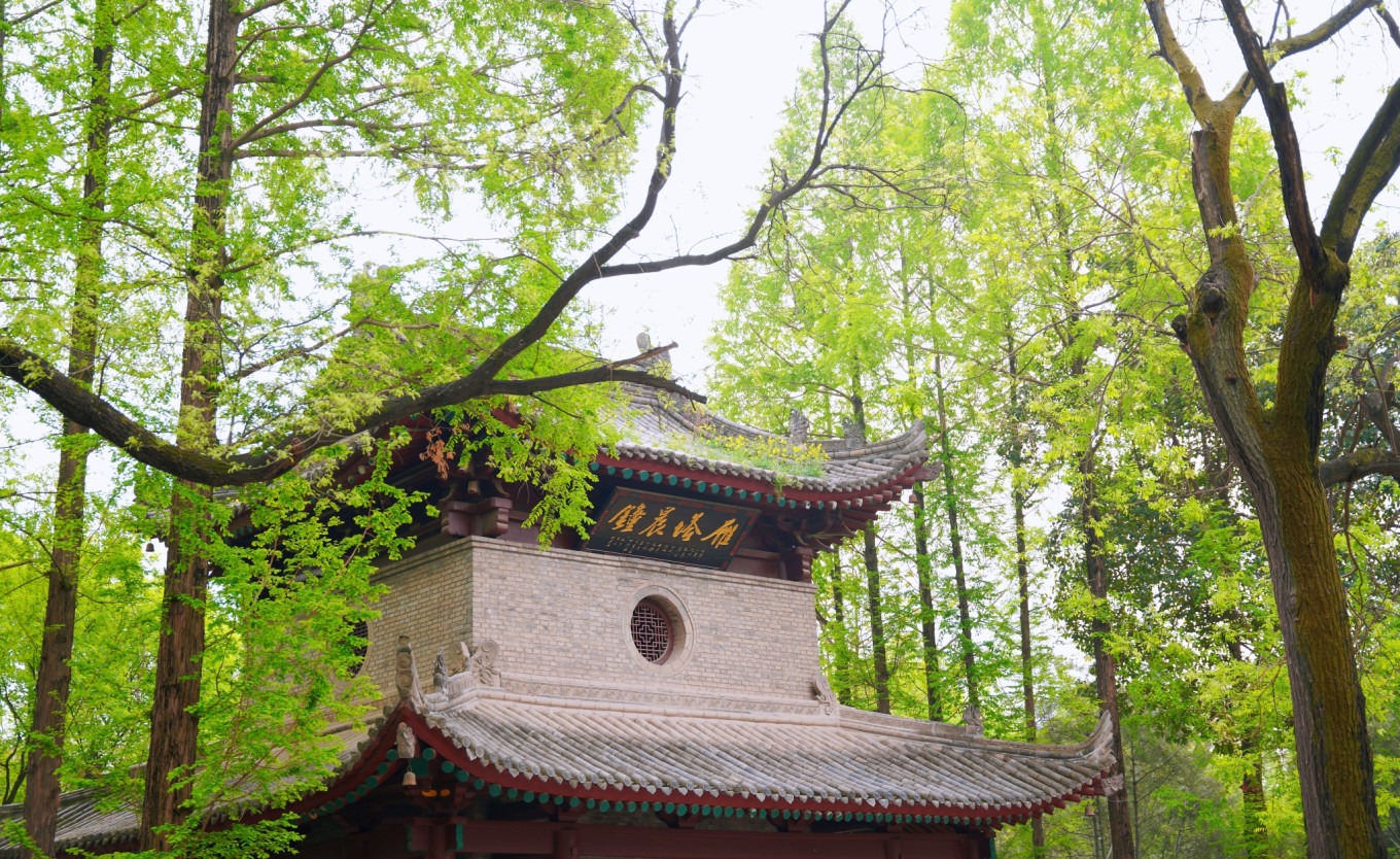 The morning bell at Small Wild Goose Pagoda