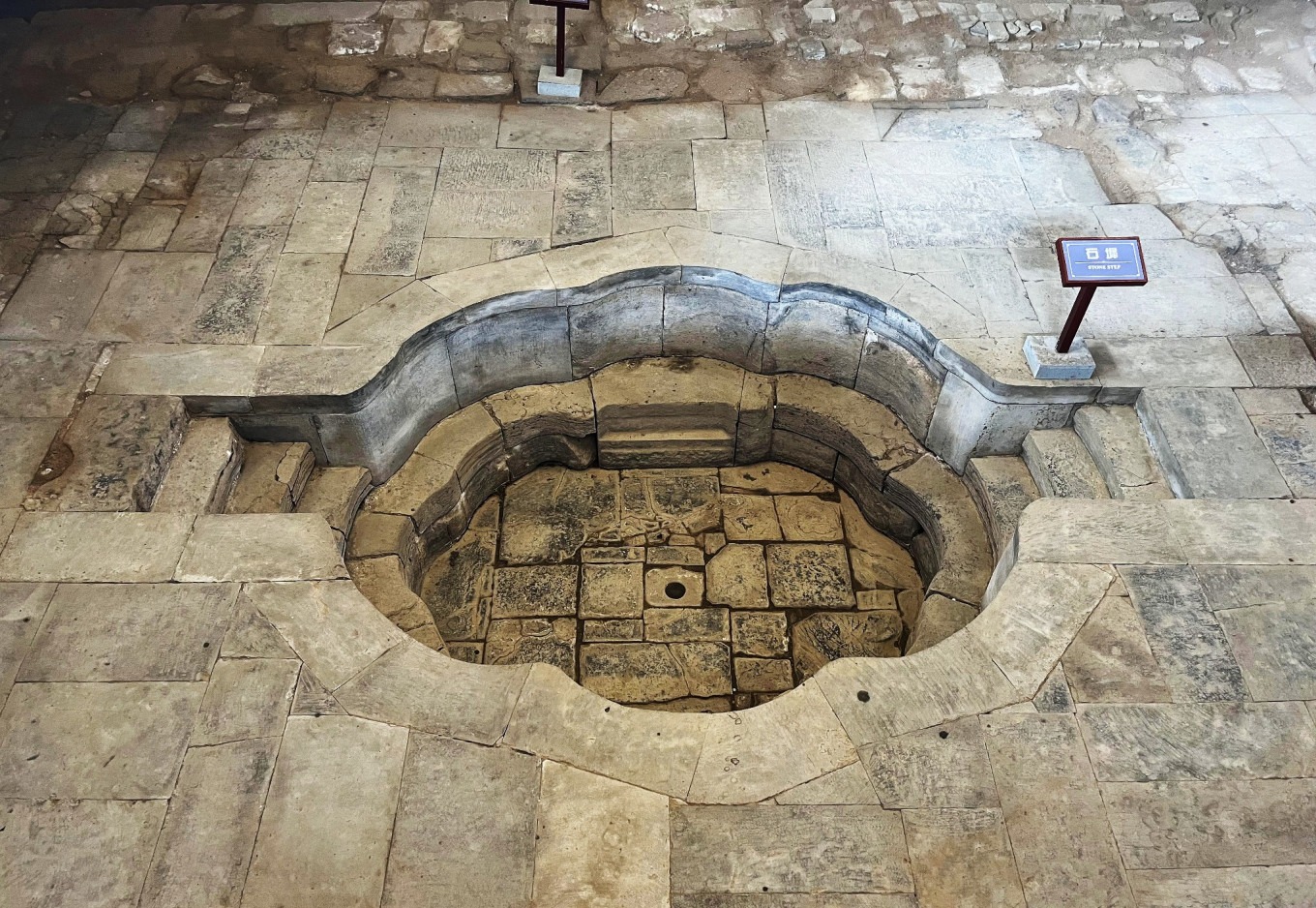 Begonia Pool, the bathing pool of Yang Yuhuan