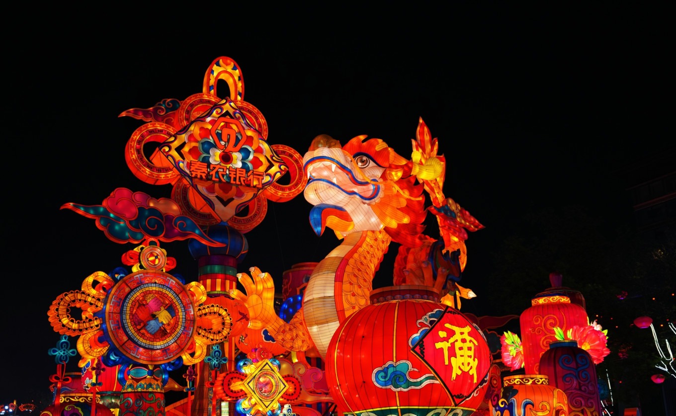 A performer in Tang costume interacting with the audience