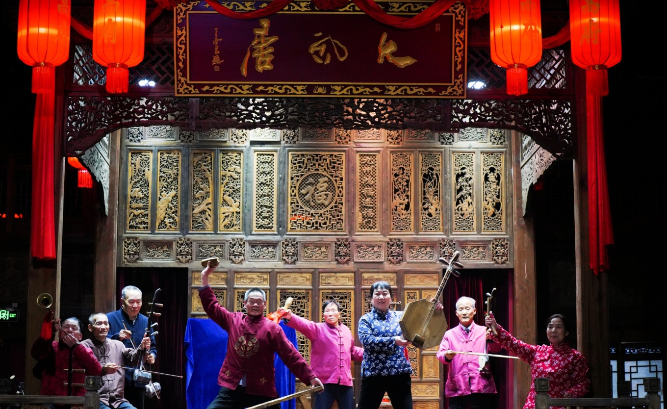 Huayin Old Tune and shadow puppetry performance at Gao's Grand Courtyard