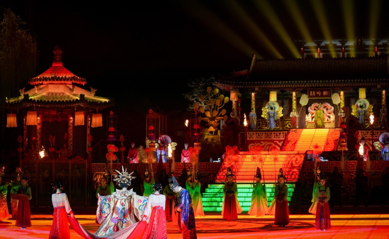 Night view of Lishan Mountain illuminated during the Song of Everlasting Sorrow performance