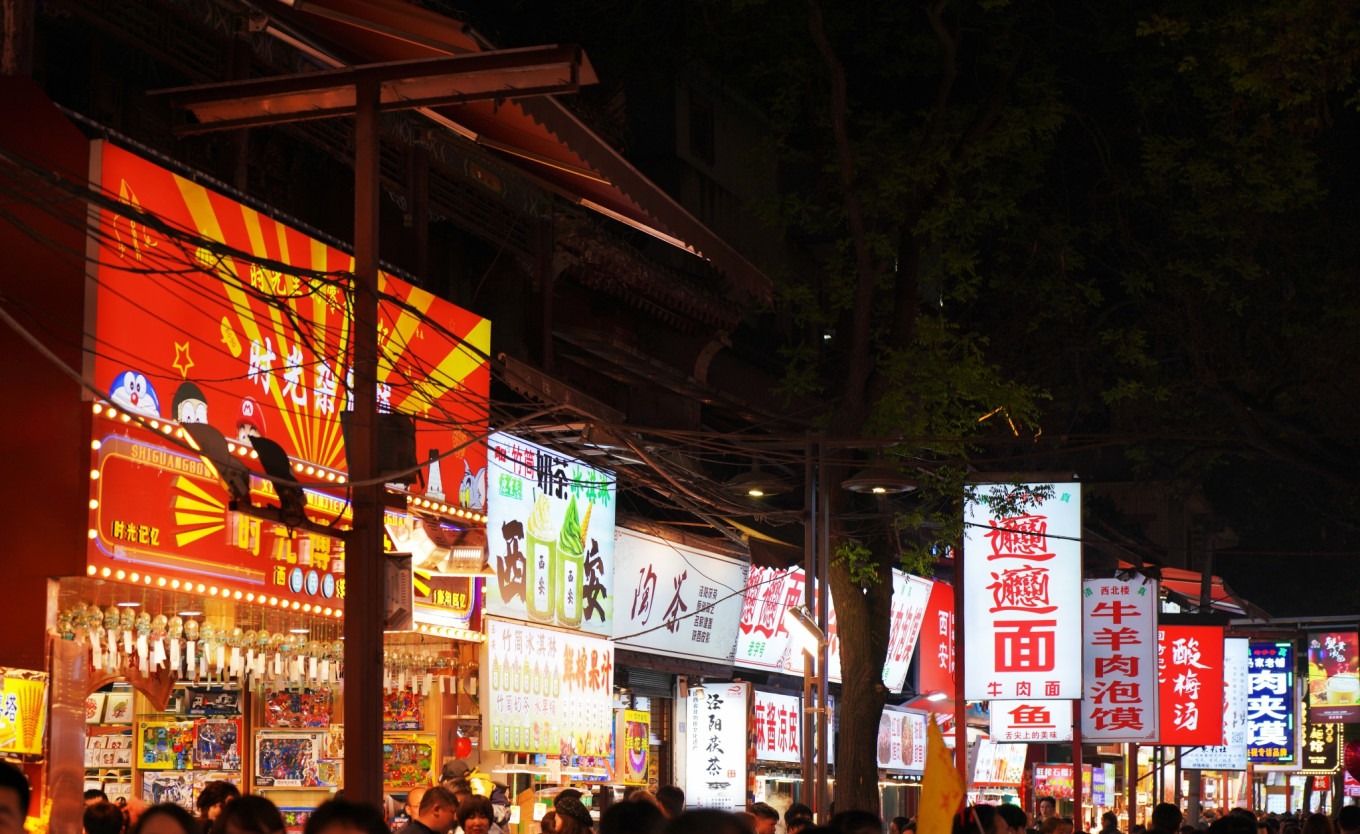 Crowded Muslim Quarter street with food stalls and lanterns