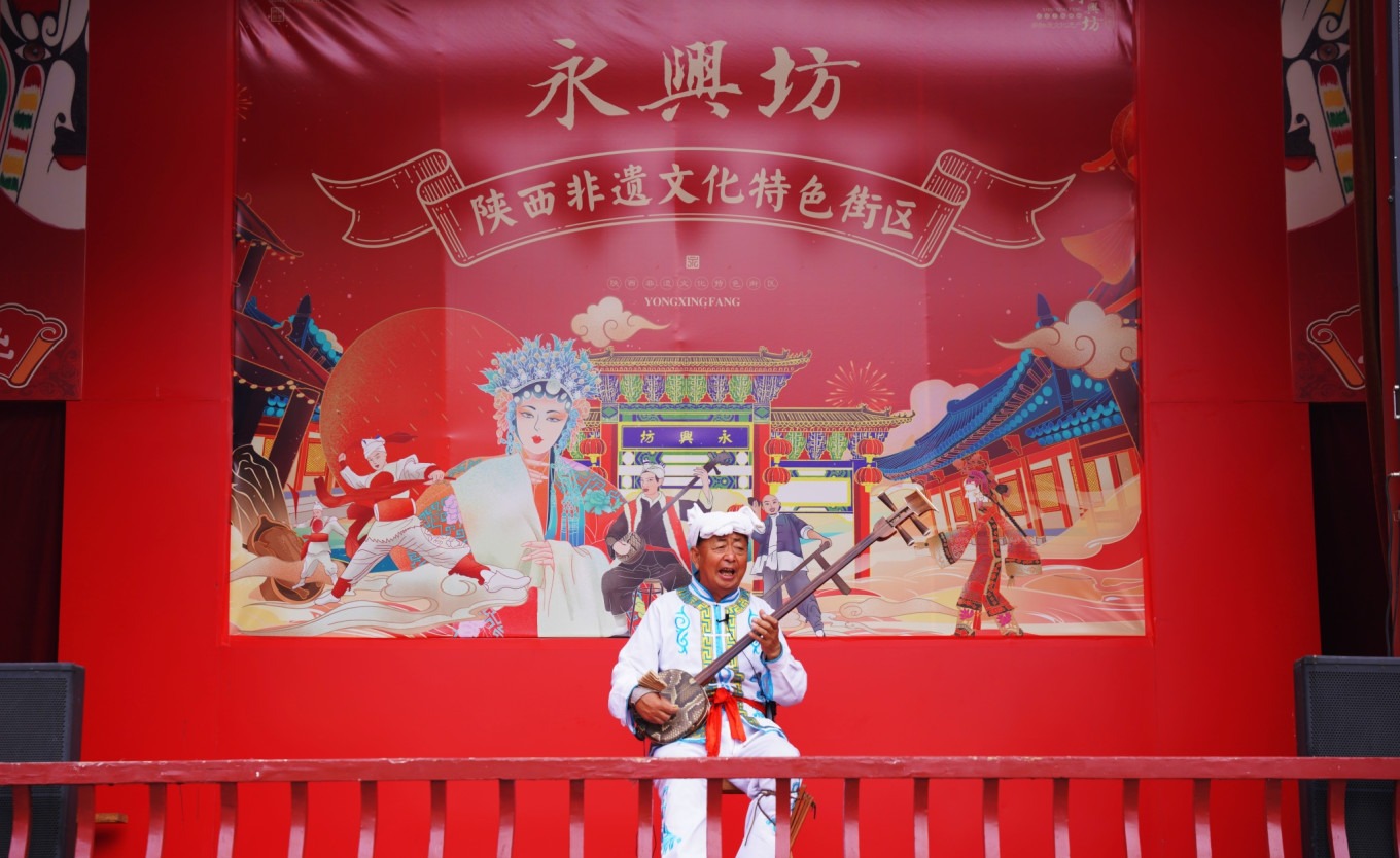 Intangible cultural heritage craft demonstration at Yongxing Fang
