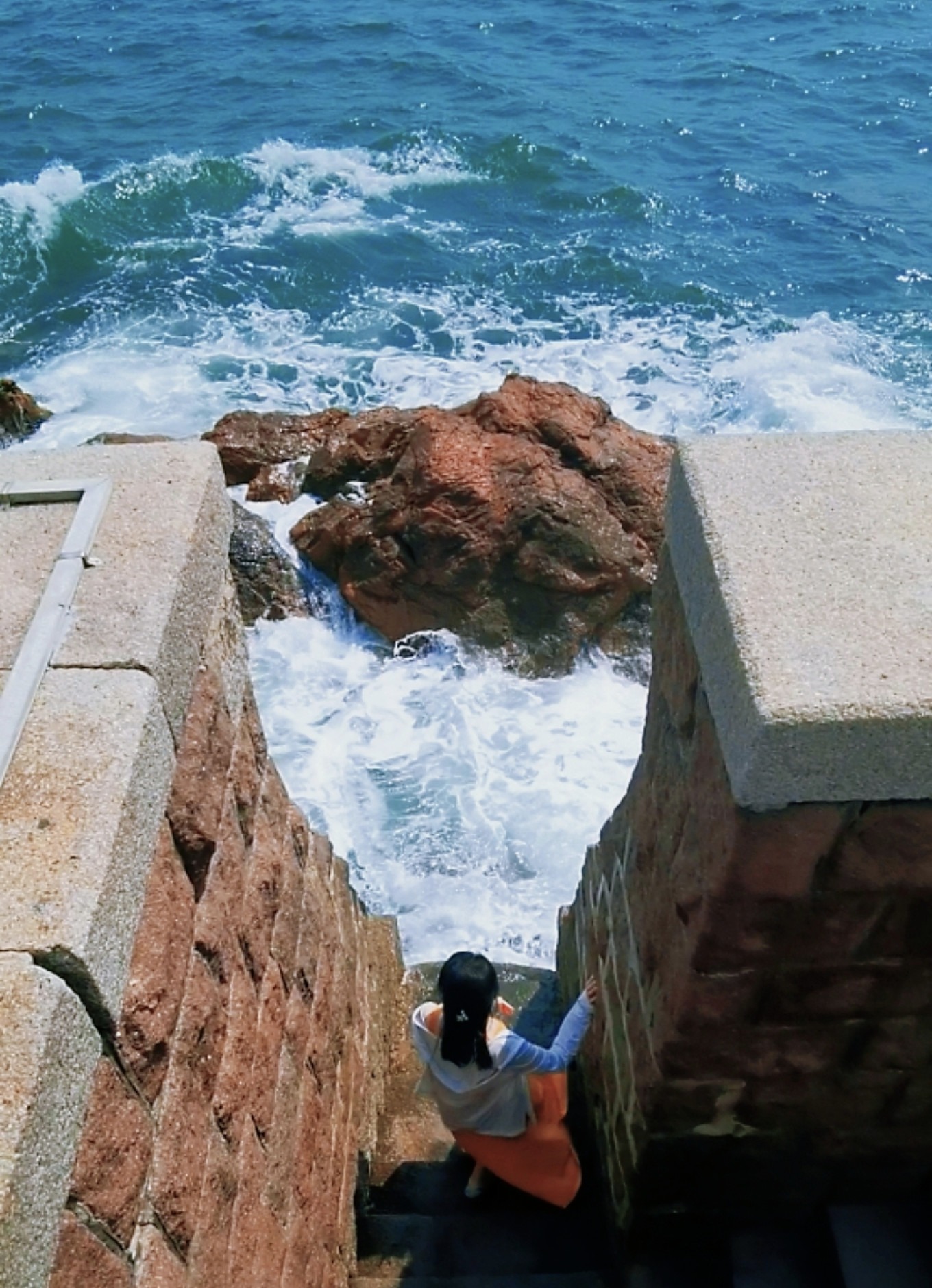 Fish Tail staircase with seawater and foam creating a scaly pattern