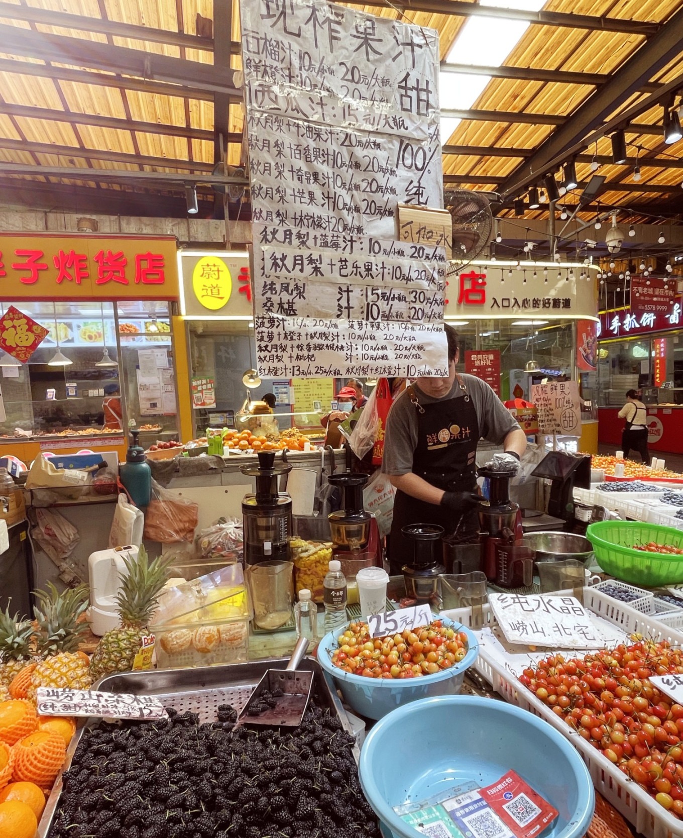 Juice stall at Tuandao Market with fresh fruit options