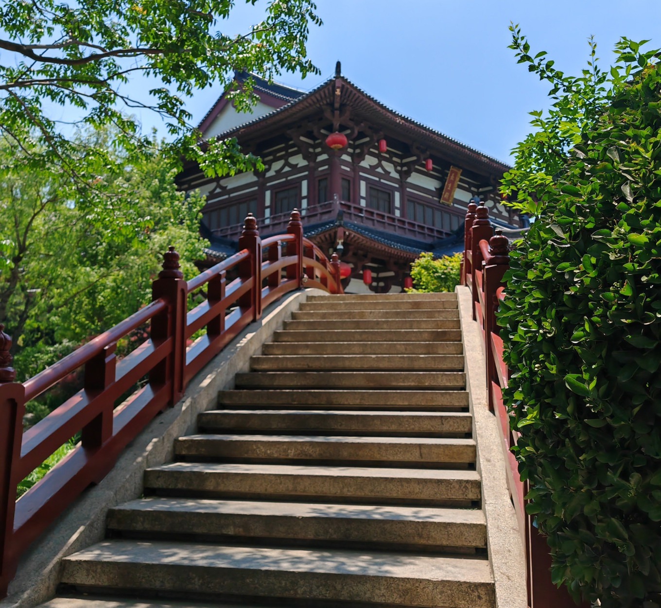 Lishan Mountain cable car with view of Huaqing Palace below