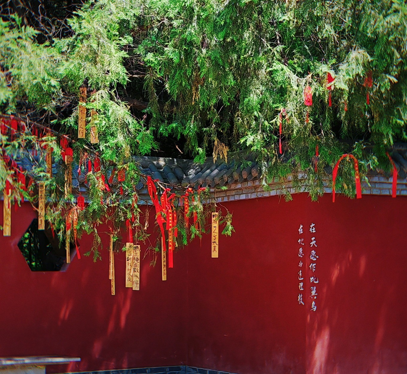 View of Huaqing Palace buildings against Lishan Mountain