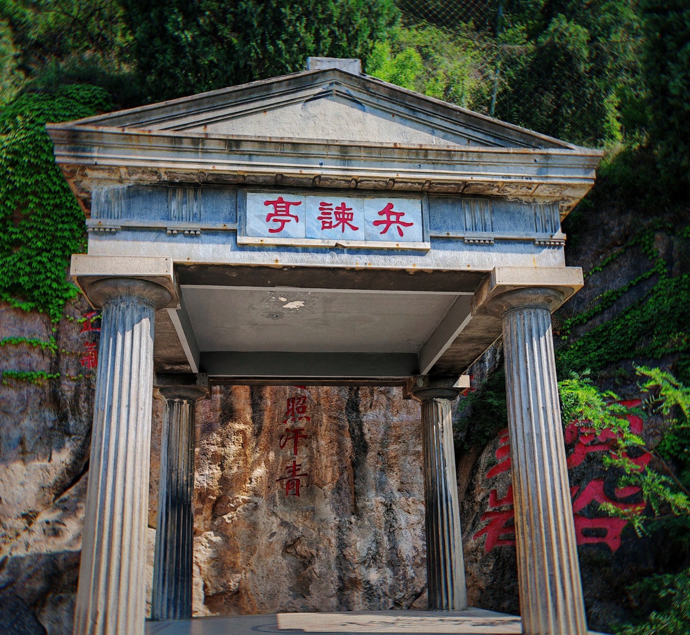 The Huaqing Palace complex with mountains in background
