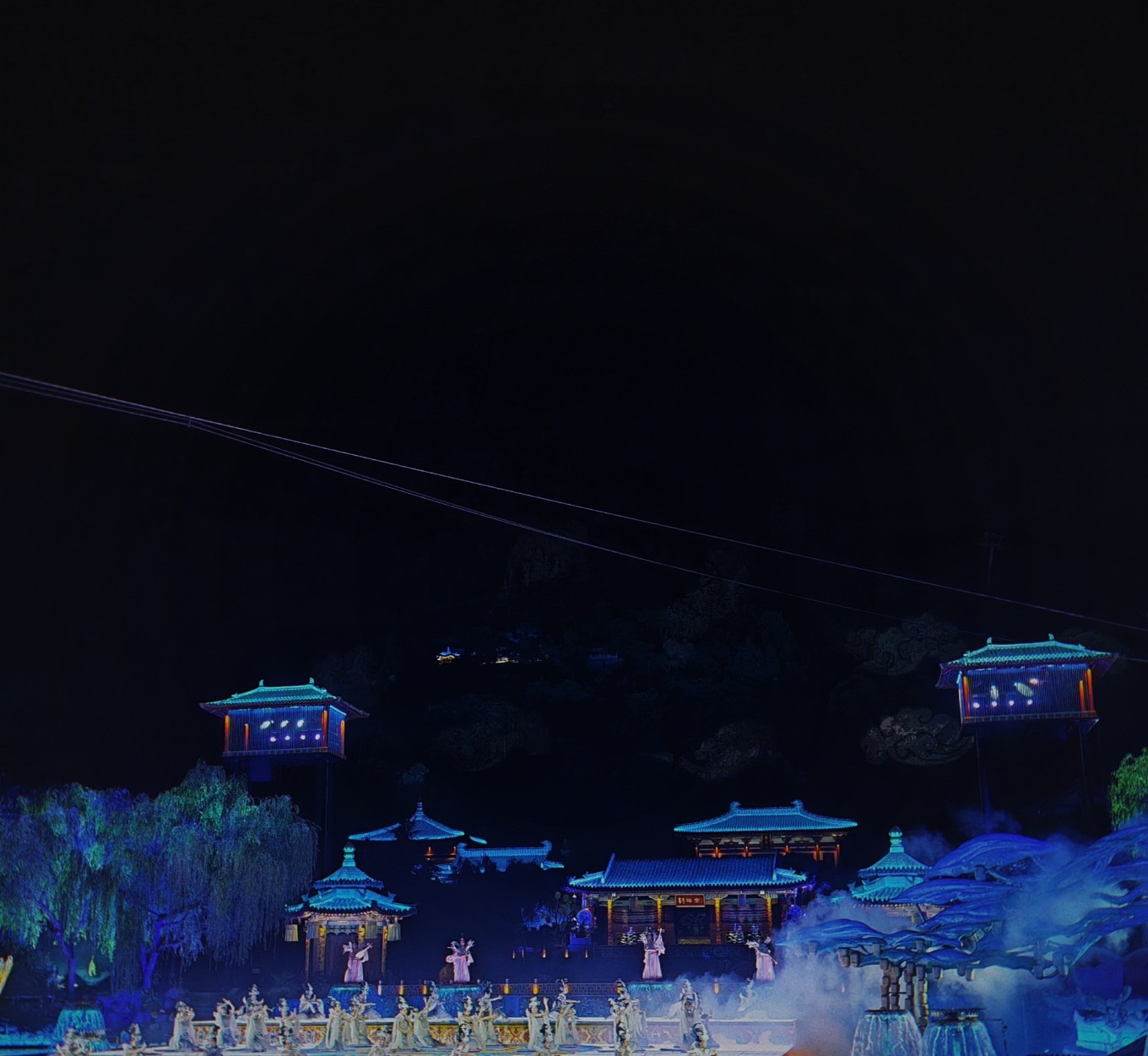 Actors portraying Emperor Xuanzong and Yang Yuhuan in a romantic scene