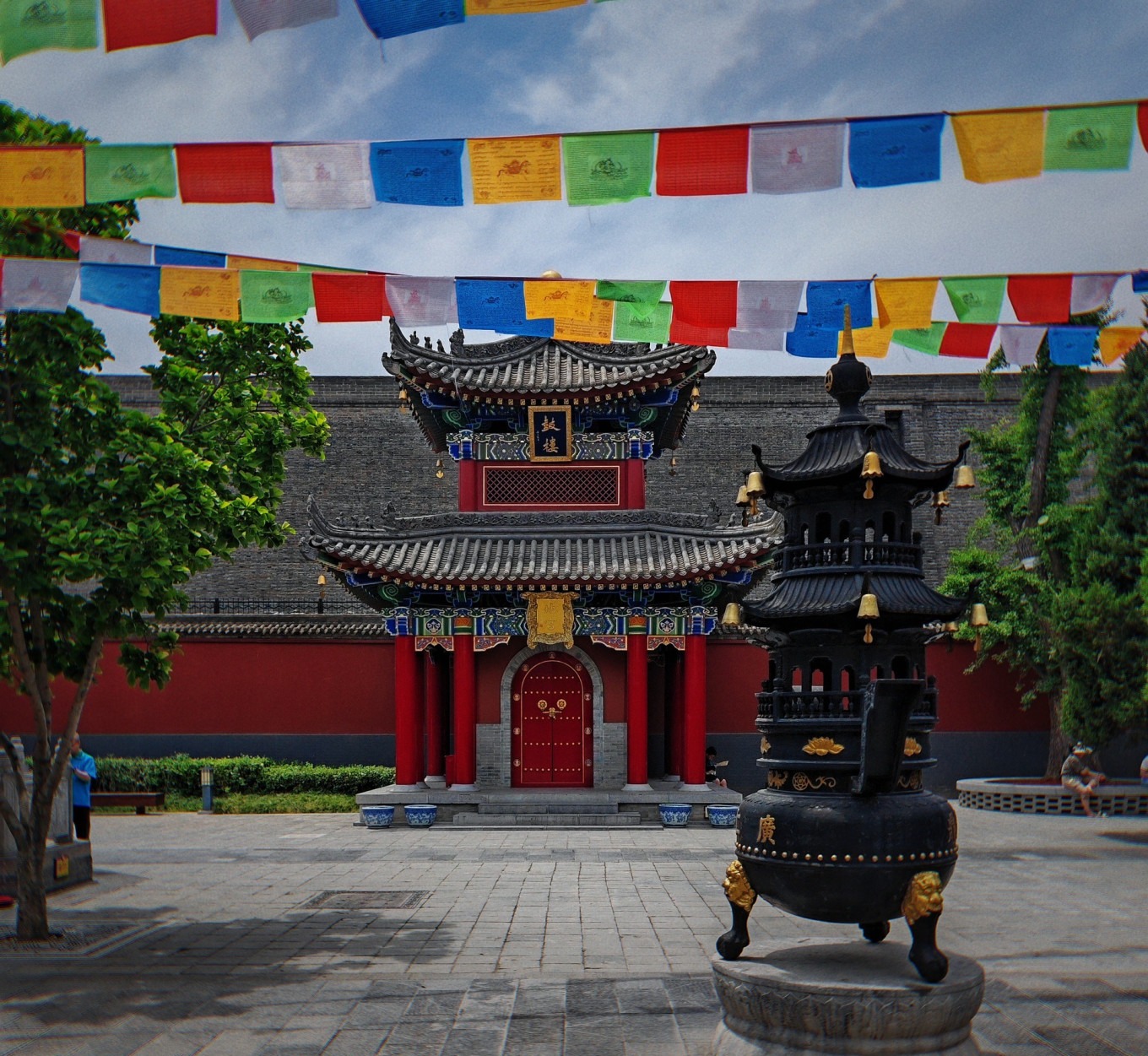 Free water and wipes station at Guangren Temple gate