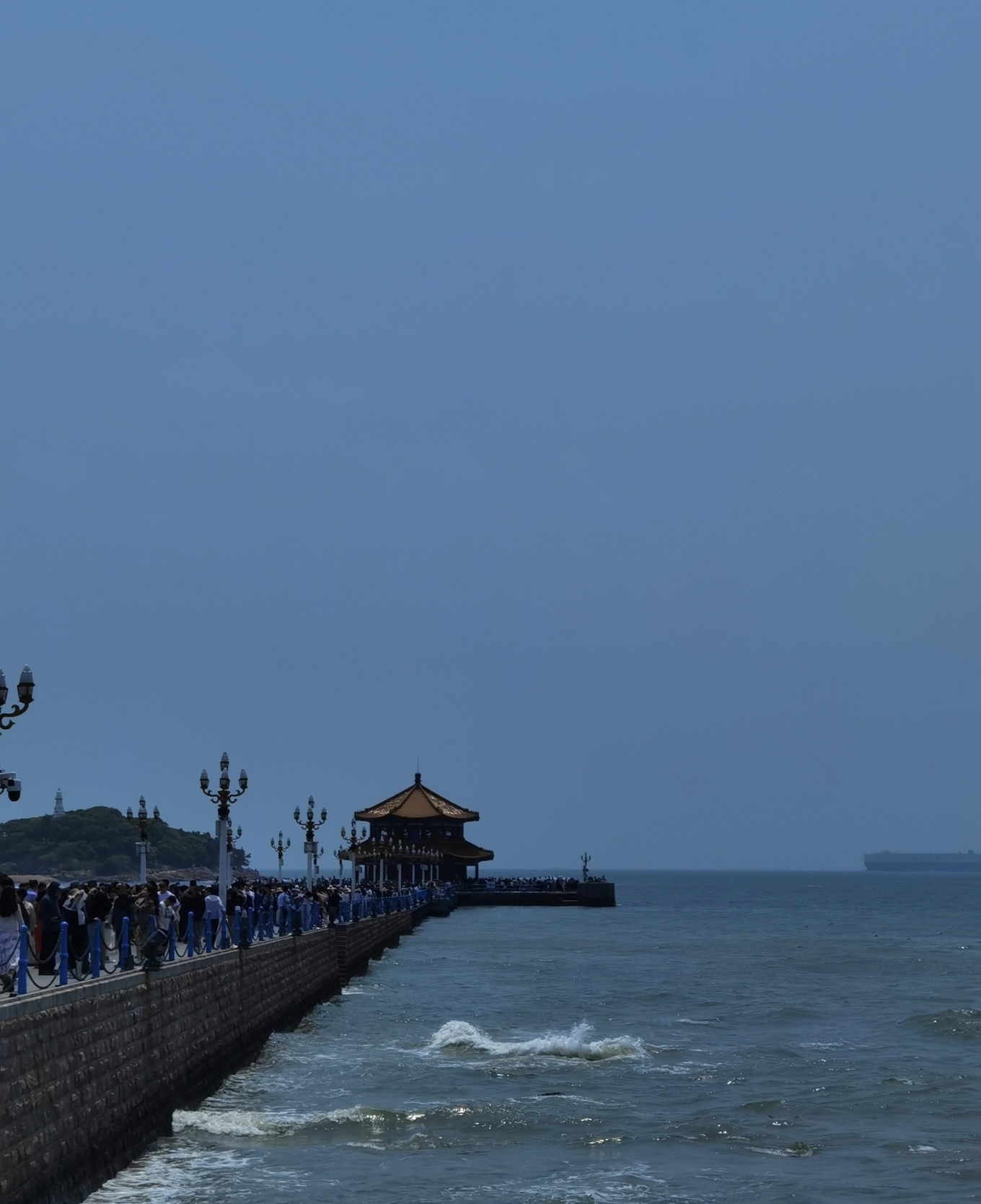 Another view of Zhanqiao Pier with the crowd