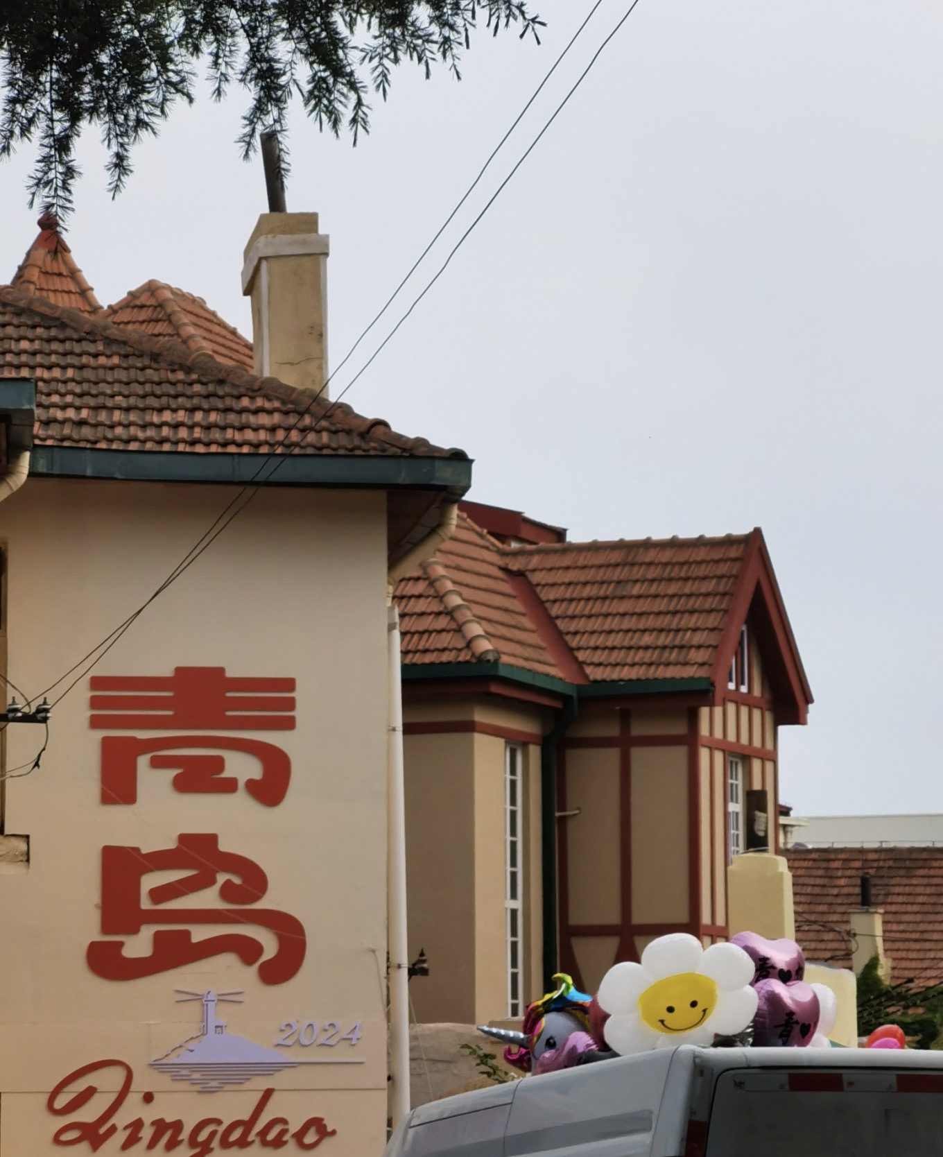 Bùshě Zhòuyè café at the end of Longjiang Road