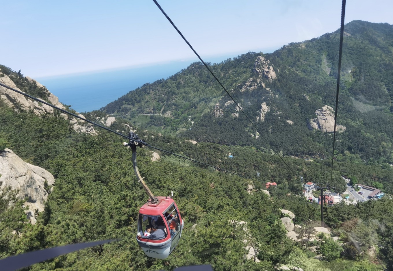 Cable car descending towards the upper station