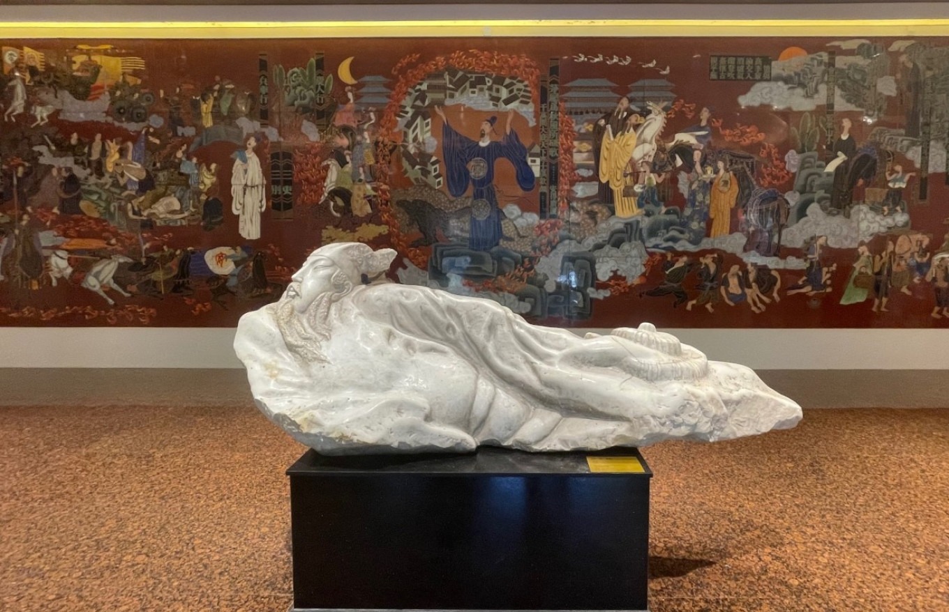 Statue of Du Fu in the Grand Elegance Hall