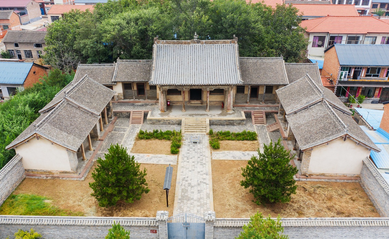 Exterior of Qianwanhu Tangwang Temple showing the main hall and courtyard