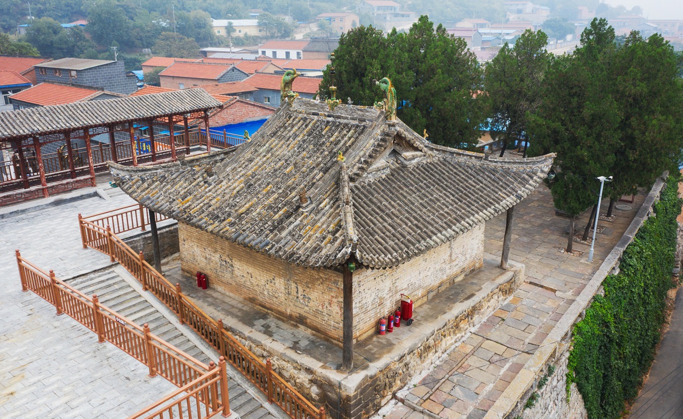 Main hall of Tiantai Temple, a single-eave hip-and-gable timber structure on a low stone platform