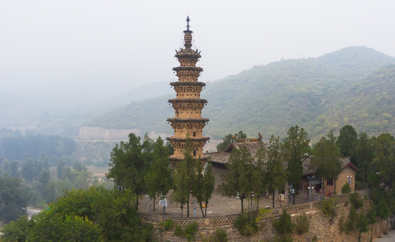Close-up of pagoda eaves and dougong