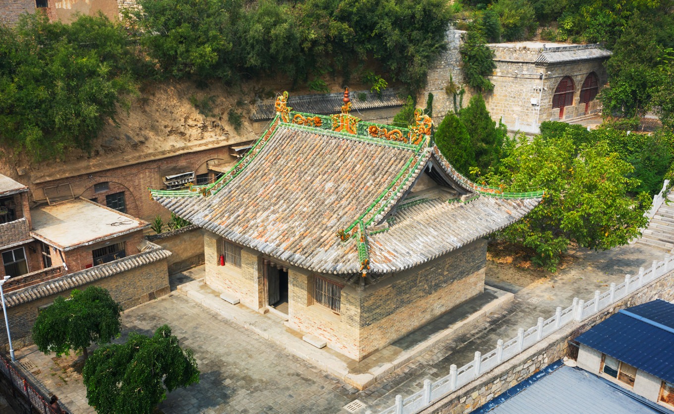 Fotou Temple main hall exterior with flying eaves and a steep roof