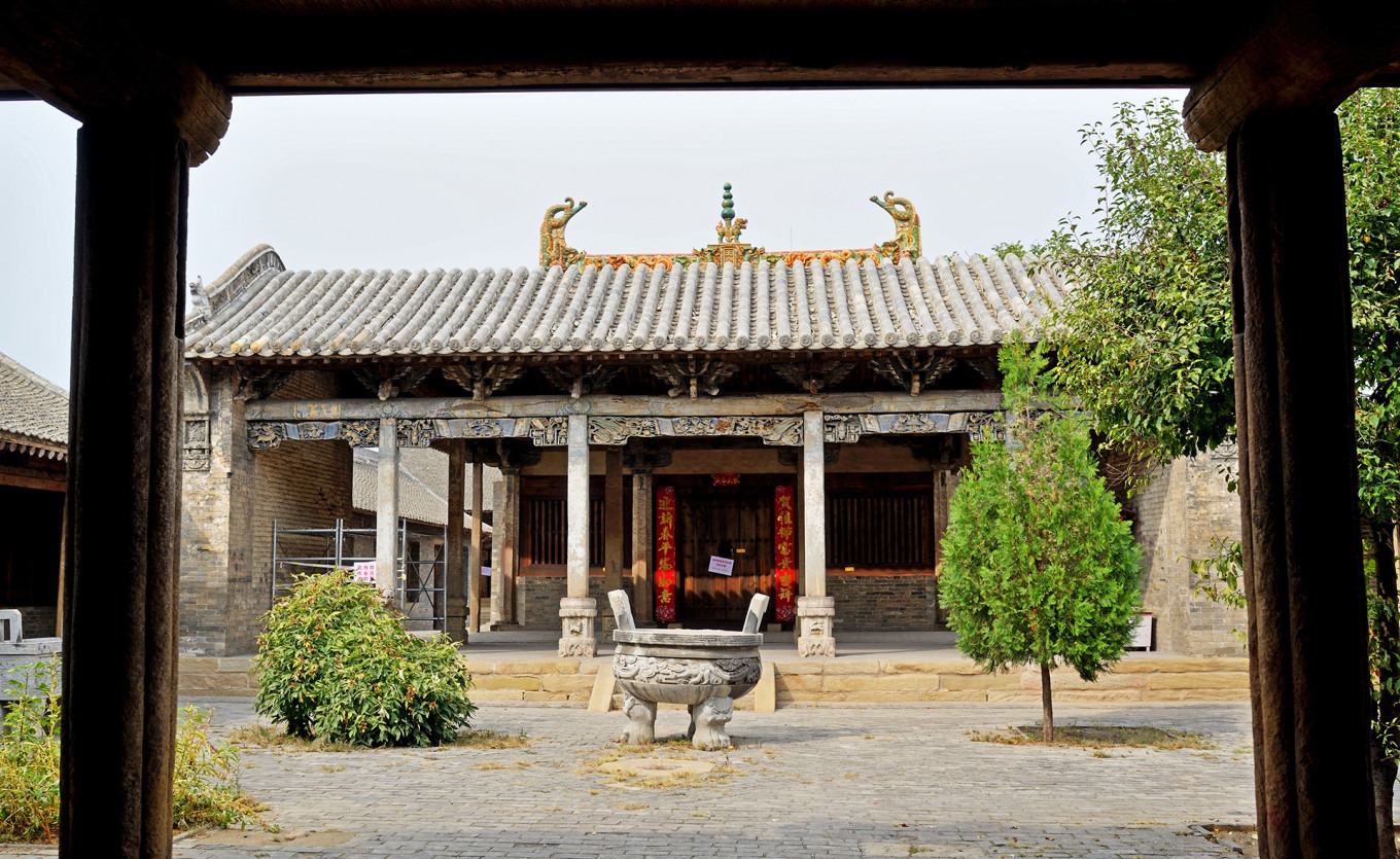 Main hall from the side