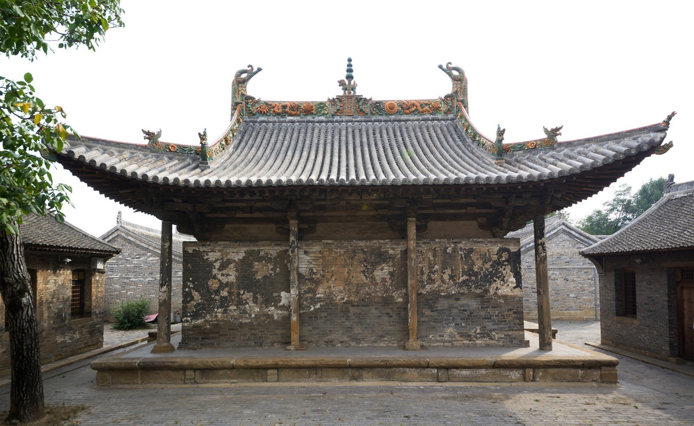 Close-up of octagonal eave column
