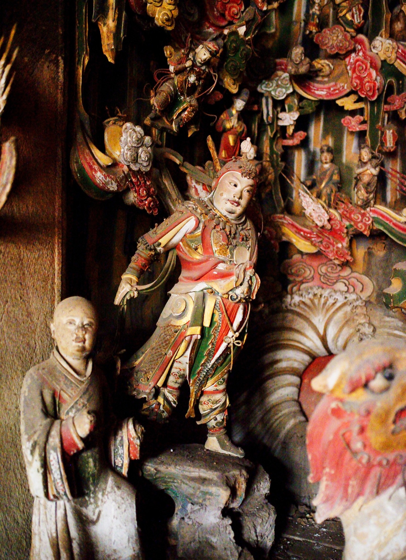 Wei Tuo statue beside Guanyin