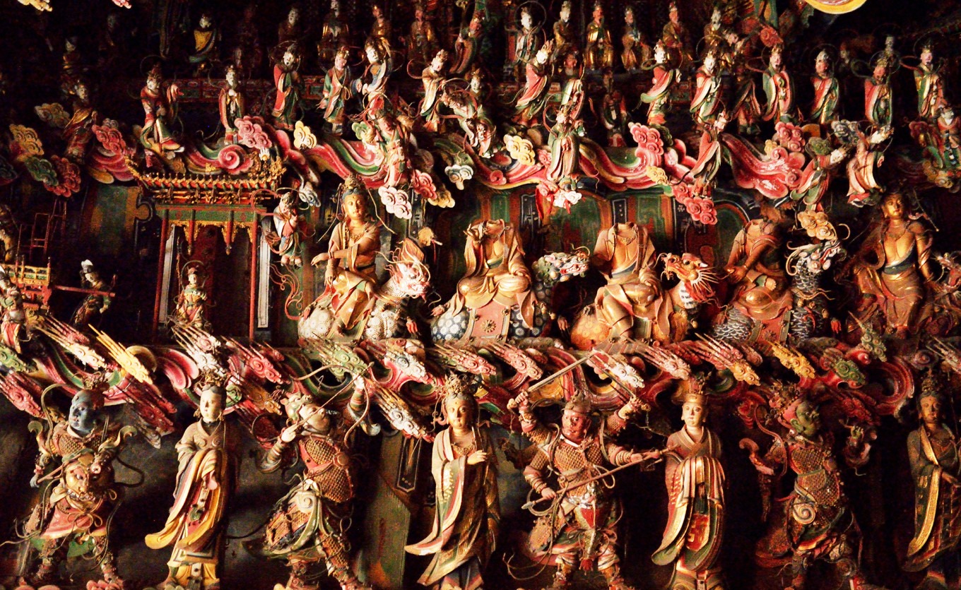 North wall hanging sculptures with Confucian disciples on upper layers