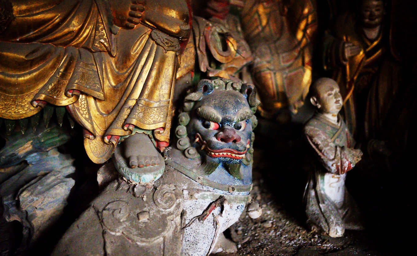 Young novice statue beside Manjushri