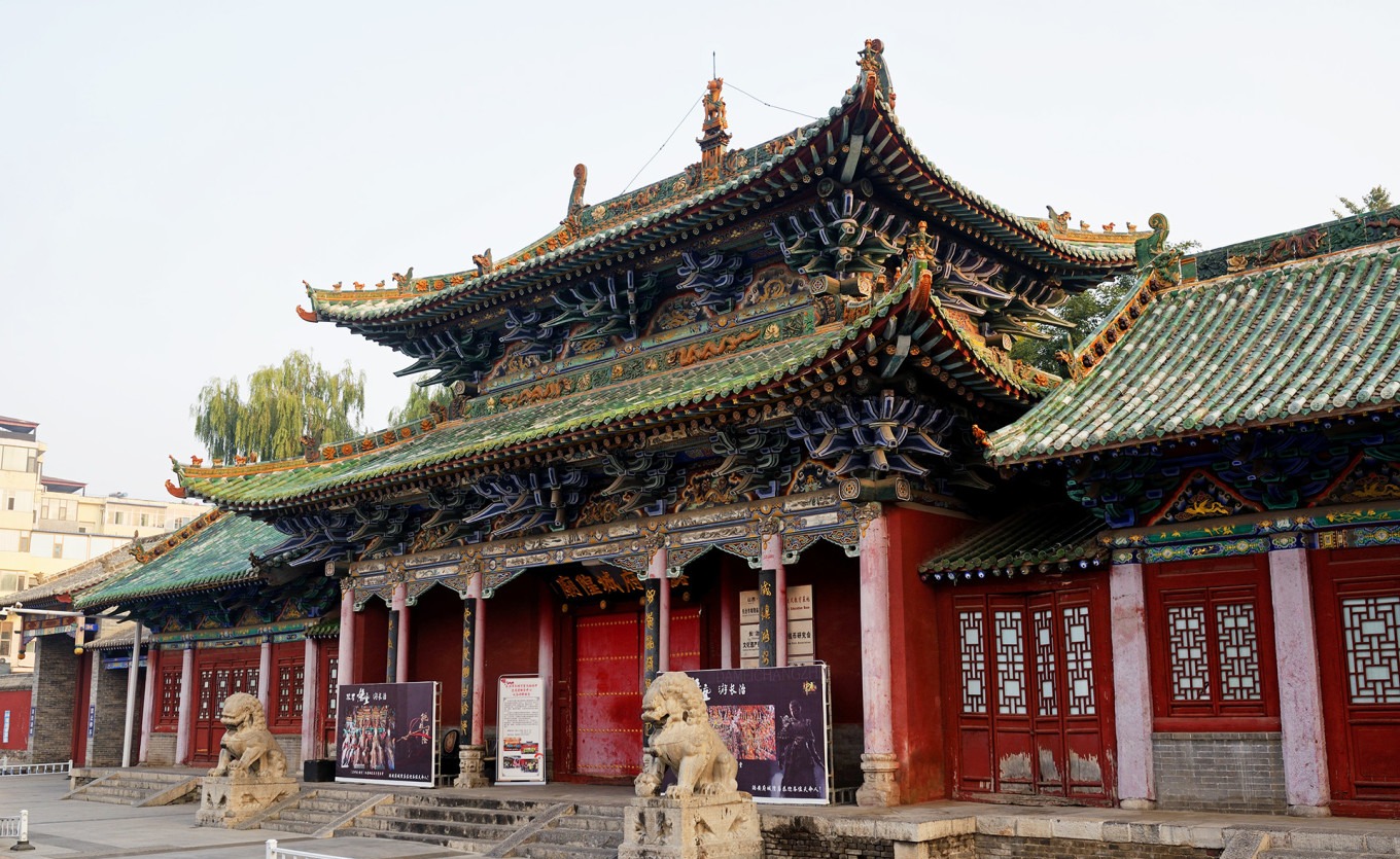 Stone archway at Lu'an Prefecture City God Temple