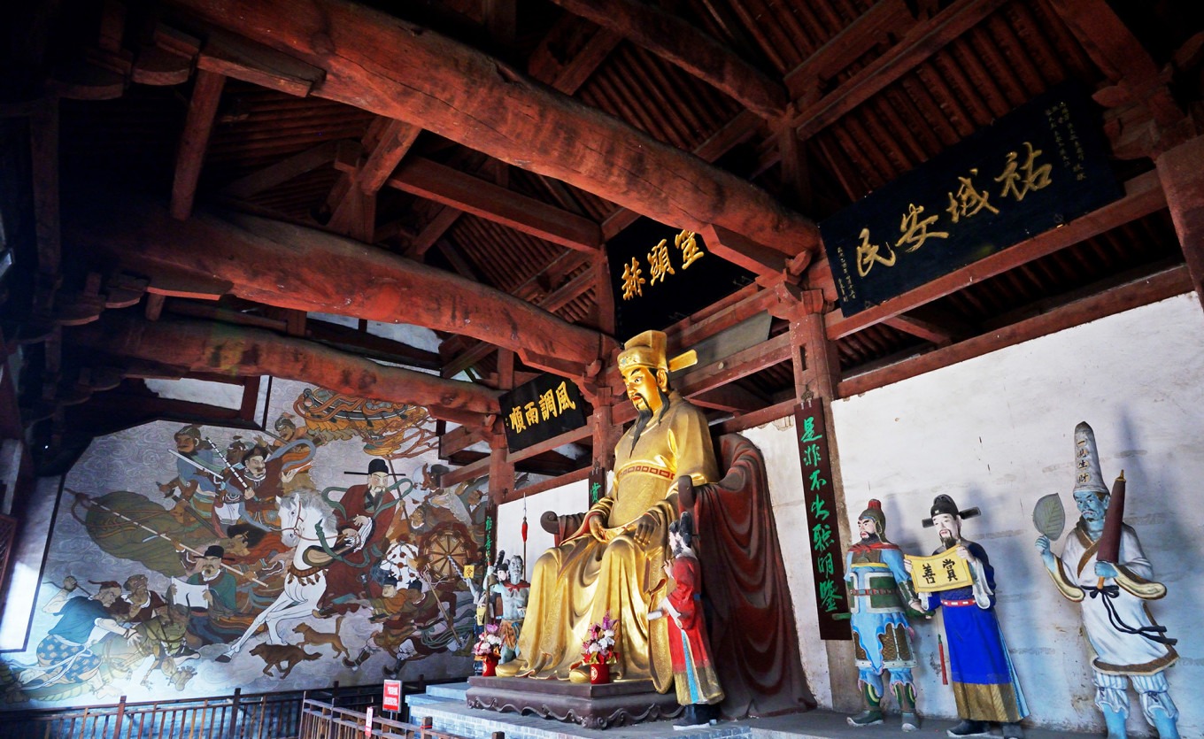 Interior of the central main hall showing recent statues and murals