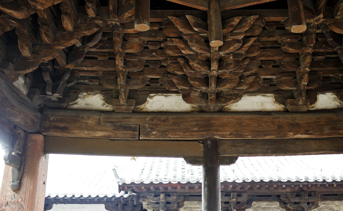 Asymmetrical architrave on the offering pavilion