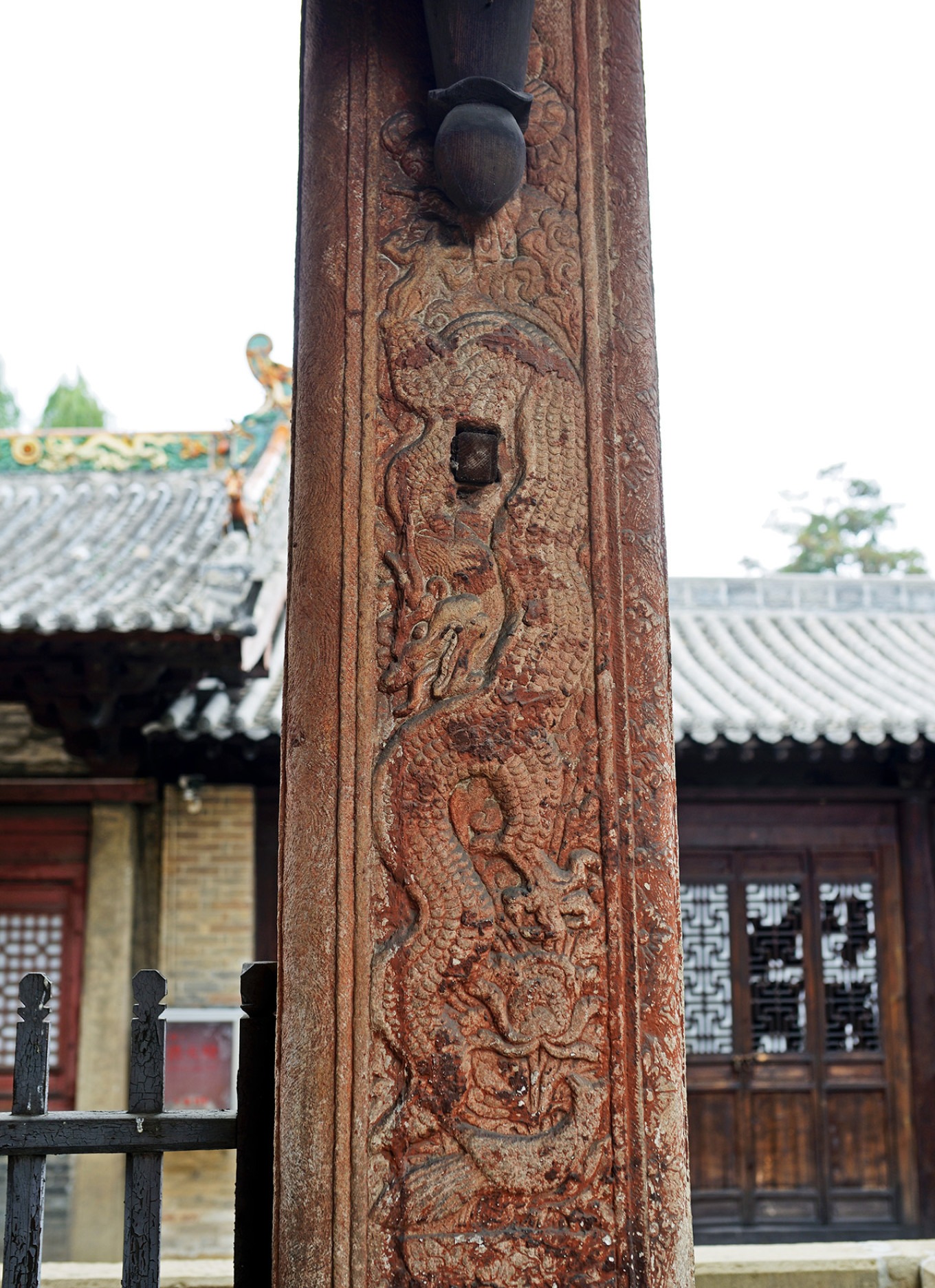 Close-up of column carvings on the offering pavilion