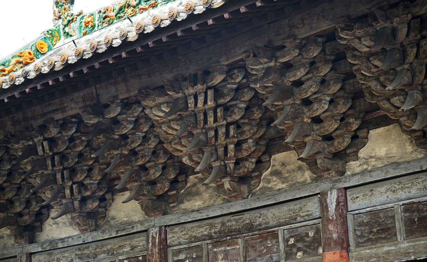 Bracket sets under the eaves of Yuhuang Hall