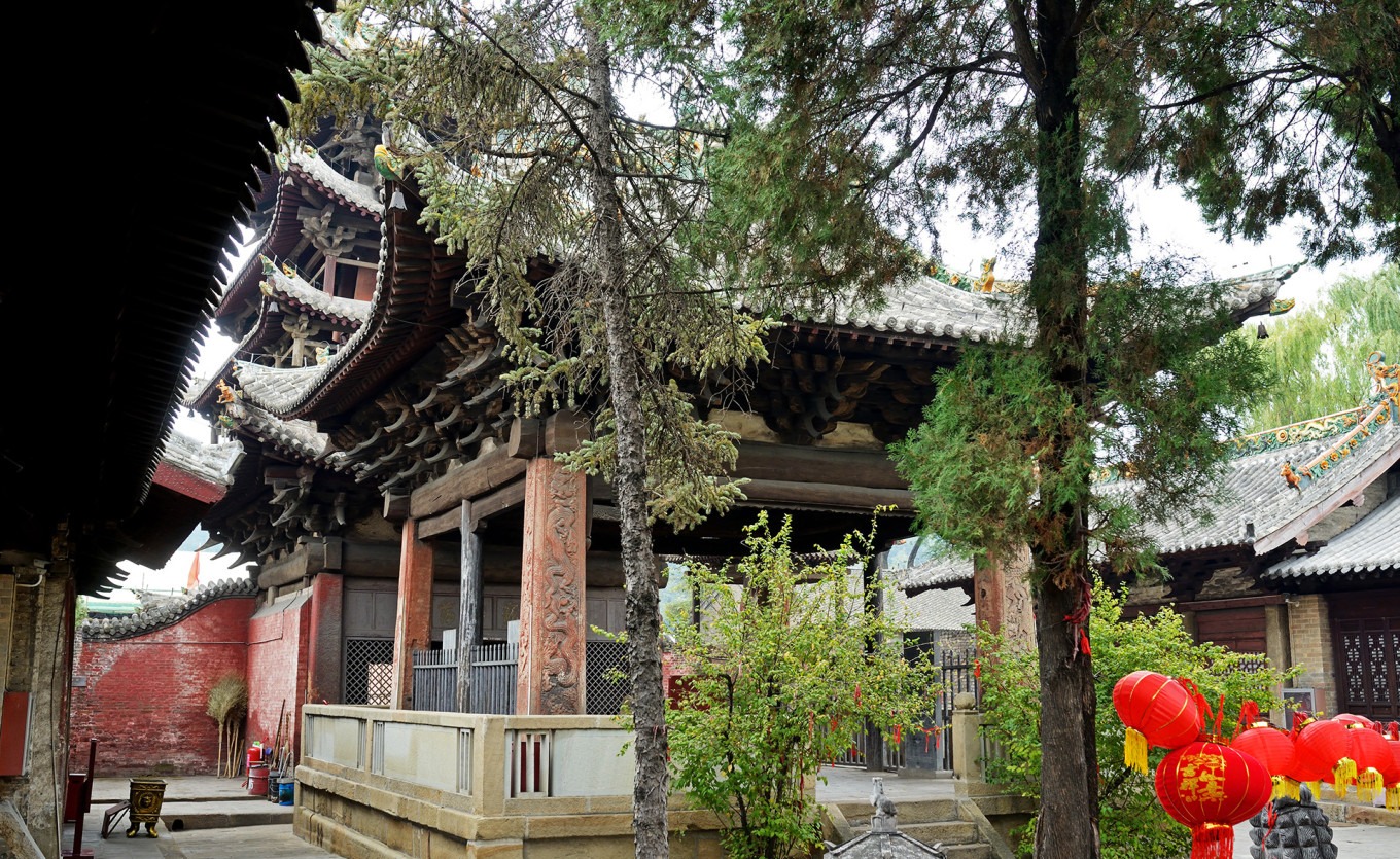 Offering pavilion with carved columns at Yuhuang Temple
