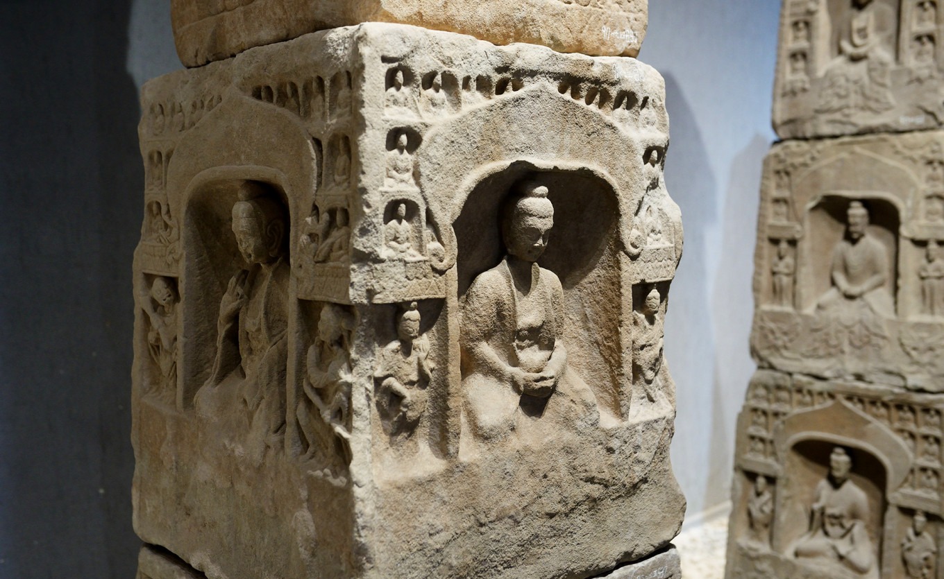 Two Buddhas in conversation pose