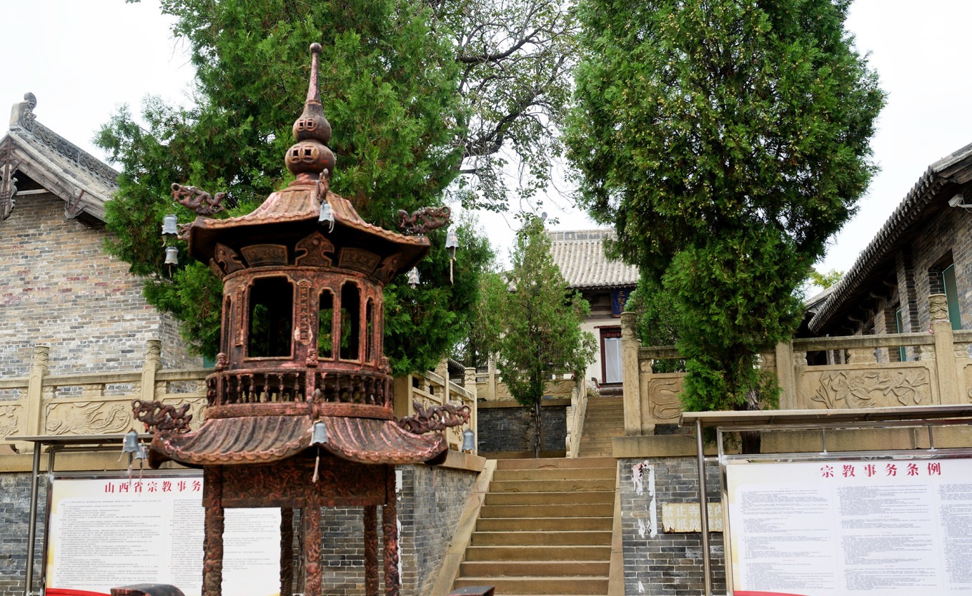 Main hall of Xiaozhang Biyun Temple, also known as the Three Teachings Hall, on a high platform
