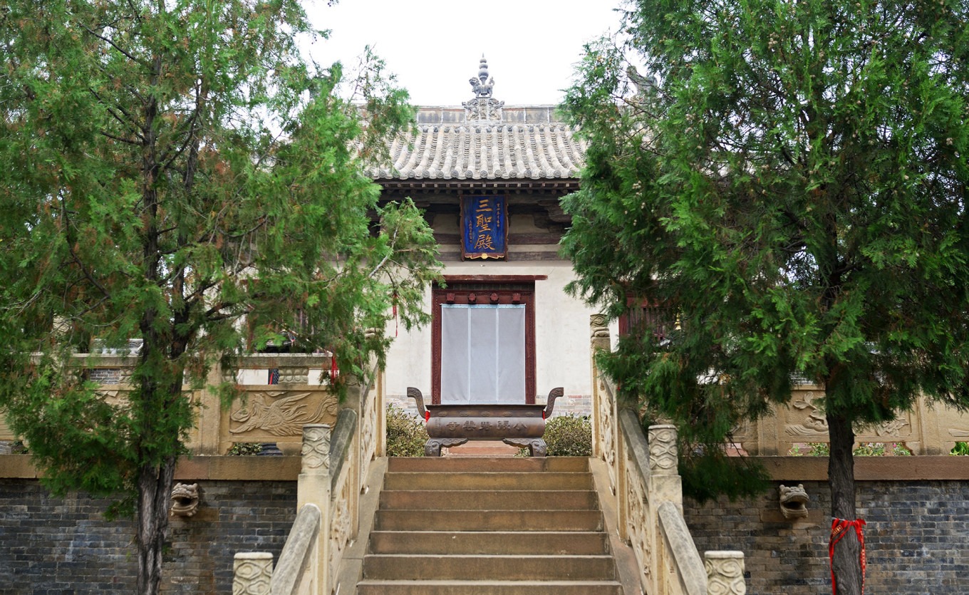 Close-up of the cross-shaped bracket sets under the eaves