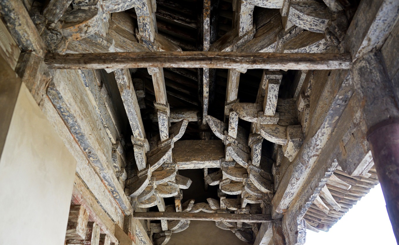 Close-up of the taller figure wearing a yuan dynasty boli crown