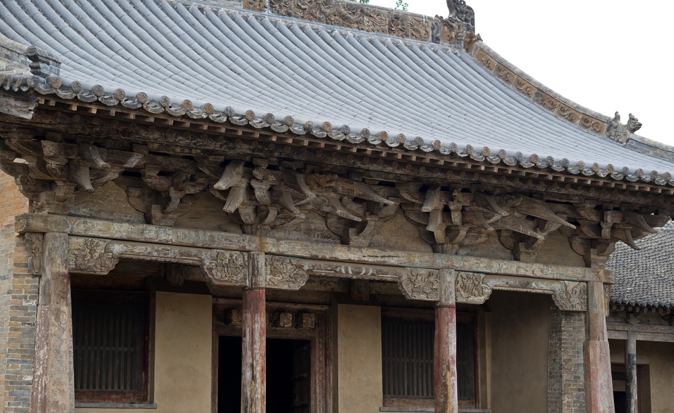 Interior view of the dougong structure showing diagonal arms