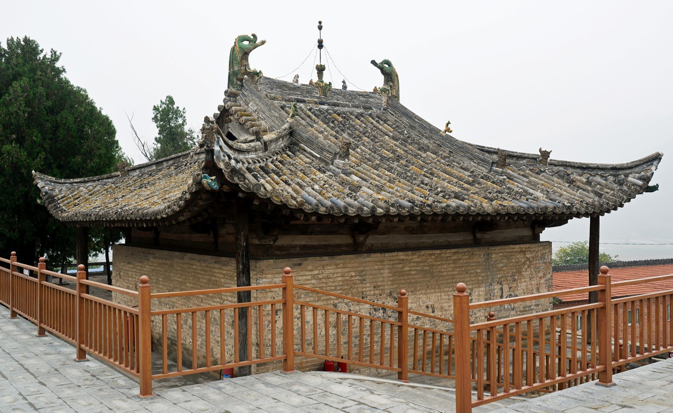 Close-up of the roof eaves of Tiantai Temple, showing flying eaves extending outward like bird wings