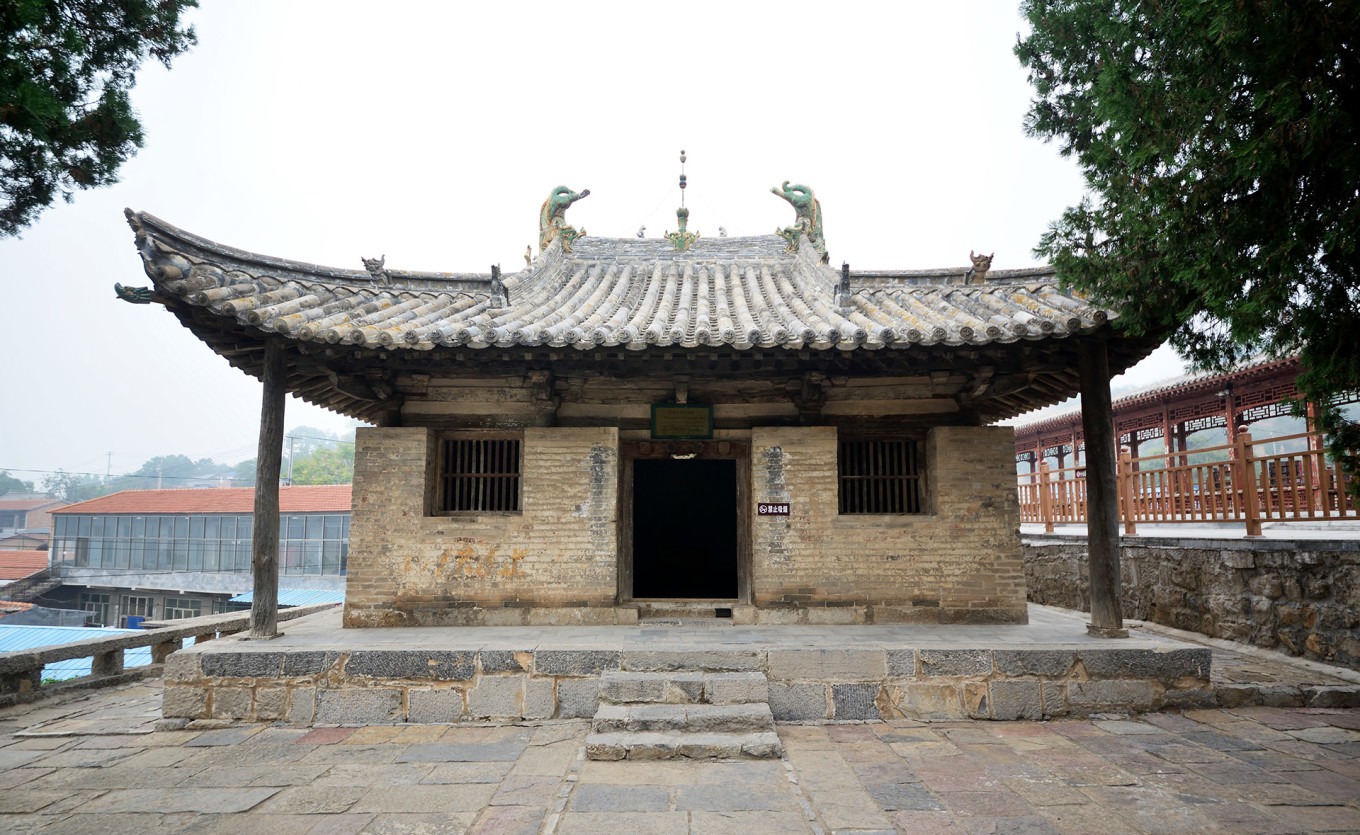 Side view of Tiantai Temple showing the roof and eaves