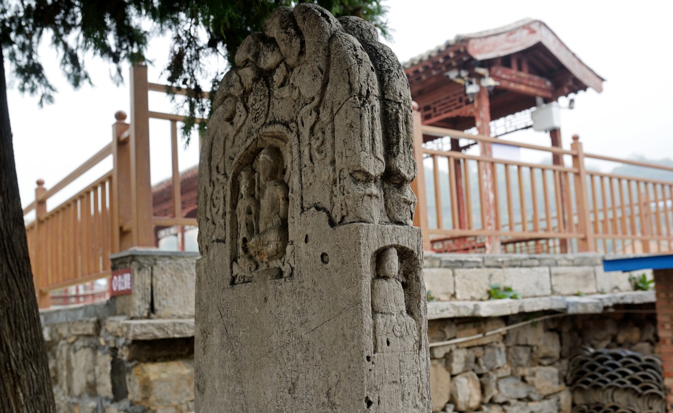 Close-up of the Buddha carvings on the stele